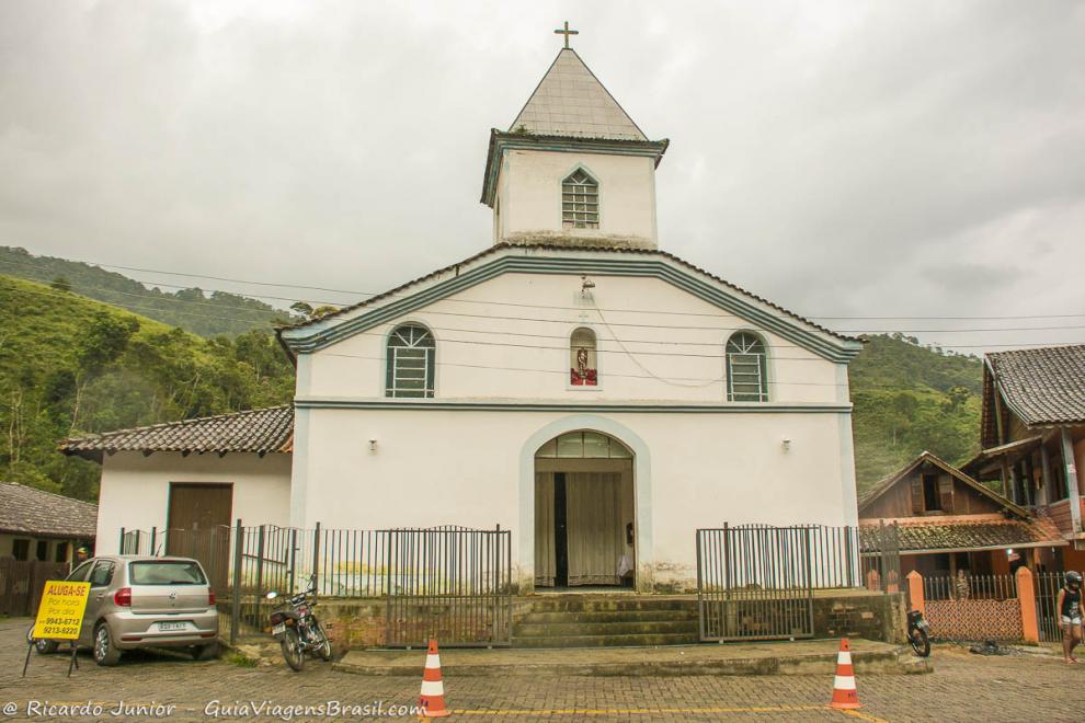 Imagem da fachada de uma igreja na Vila de Maromba em Visconde de Mauá.